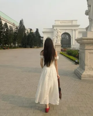 Photo 4 of Váy maxi trắng trễ vai cột dây nữ