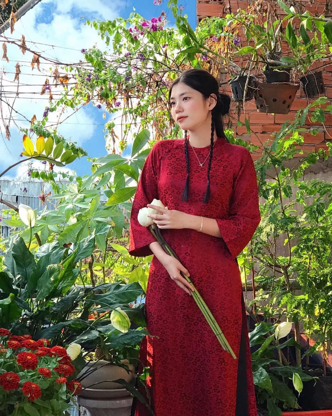 Photo 1 of Áo dài gấm đỏ ren hoa size M/L