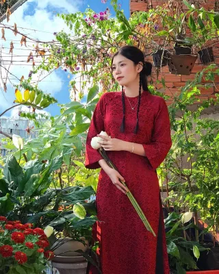 Photo 1 of Áo dài gấm đỏ ren hoa size M/L