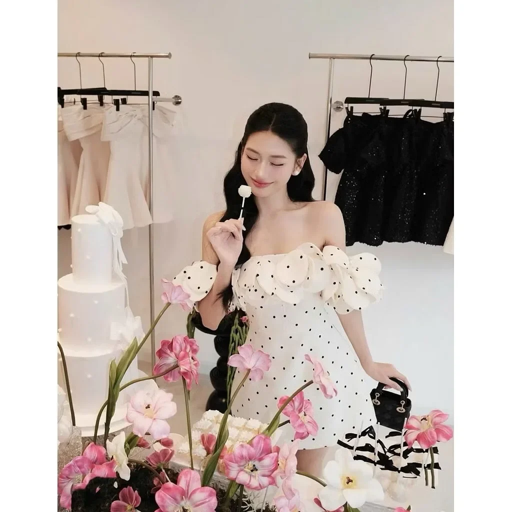 Photo 3 of Váy ngắn chấm bi trễ vai trắng nữ