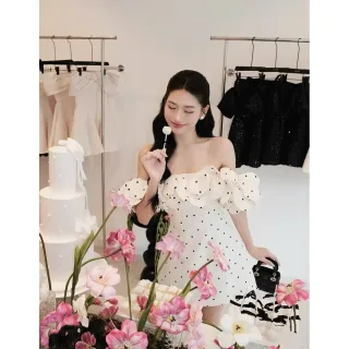 Photo 3 of Váy ngắn chấm bi trễ vai trắng nữ