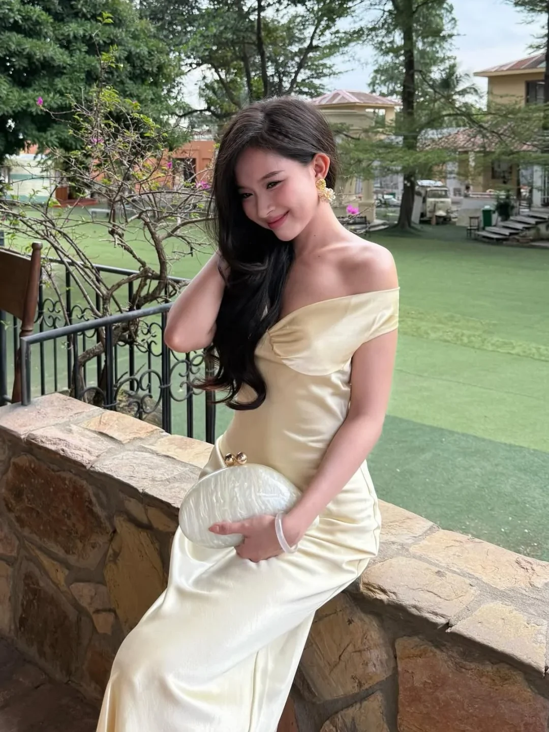 Photo 1 of Đầm satin trễ vai màu vàng nhạt nữ