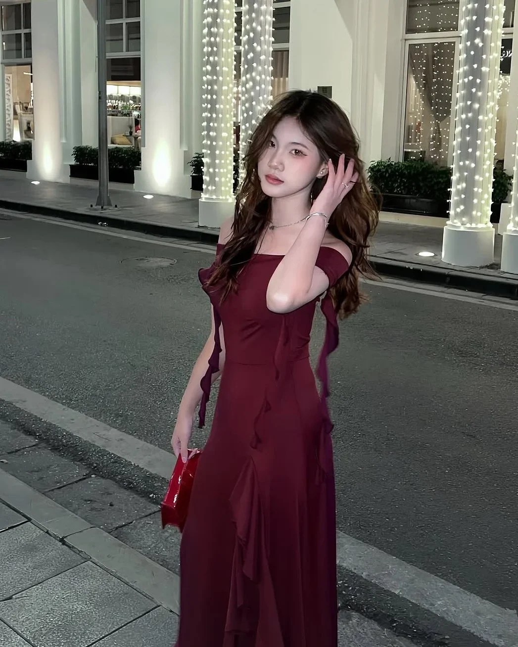 Photo 2 of Đầm trễ vai đỏ rượu tay lông trắng nữ