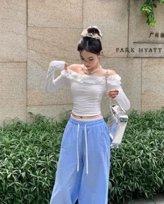 Photo 1 of Set áo trễ vai trắng quần ống rộng nữ
