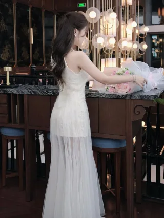 Photo 4 of Váy dạ hội trắng ren dài size S/M