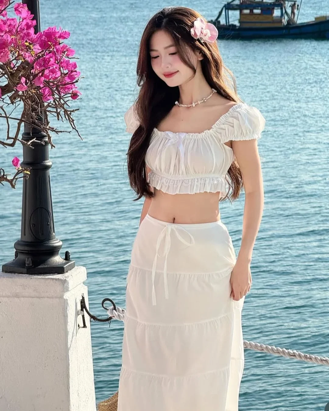 Photo 4 of Set áo trễ vai chân váy trắng nữ