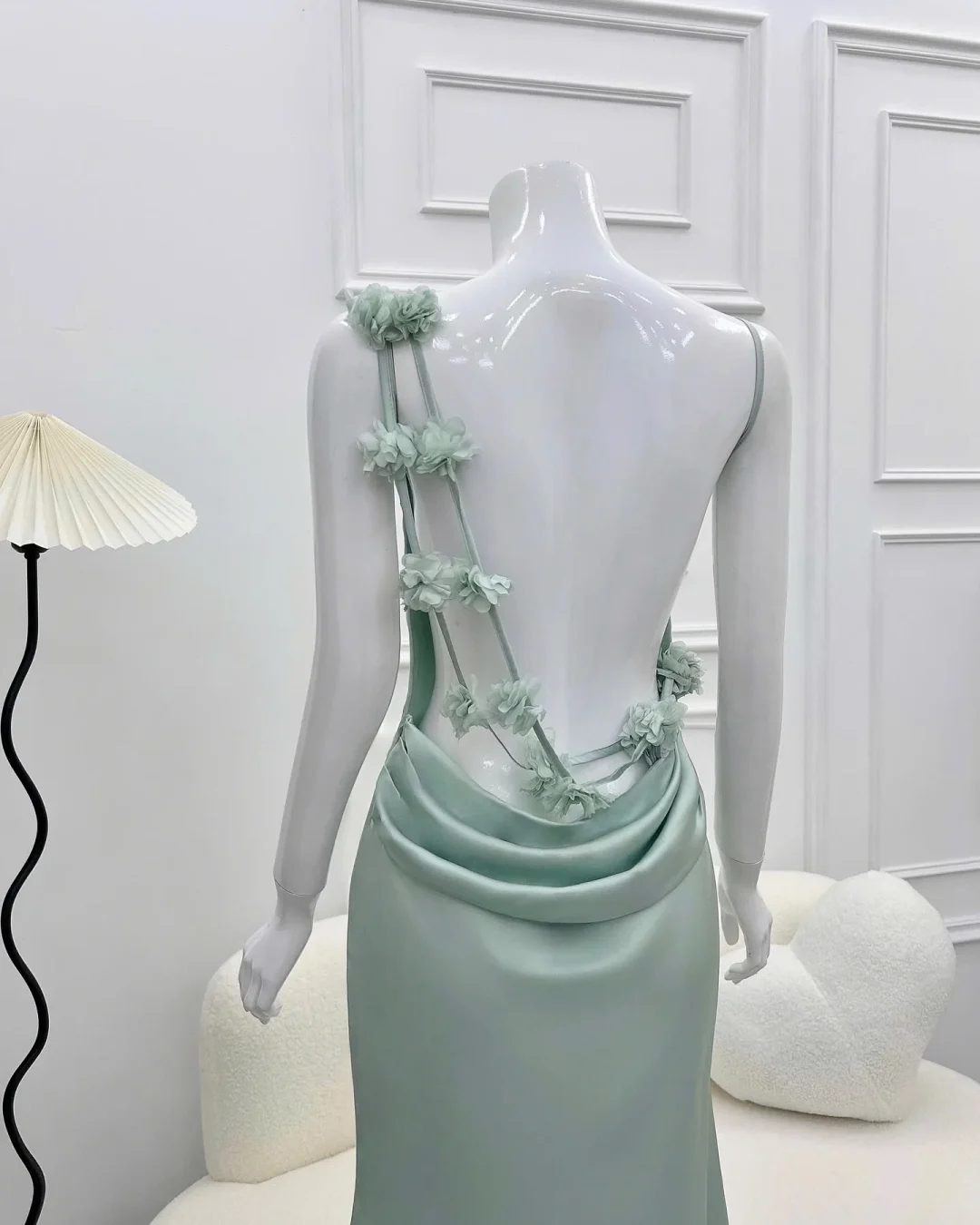 Ảnh 4 của Váy satin hở lưng bạc dạ hội nữ