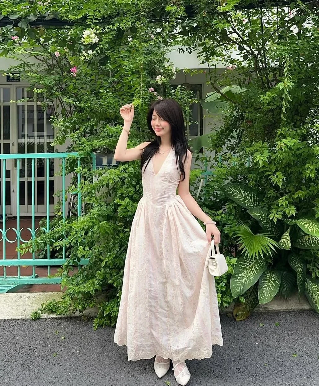 Ảnh 5 của Đầm maxi voan hồng nhạt cổ yếm nữ