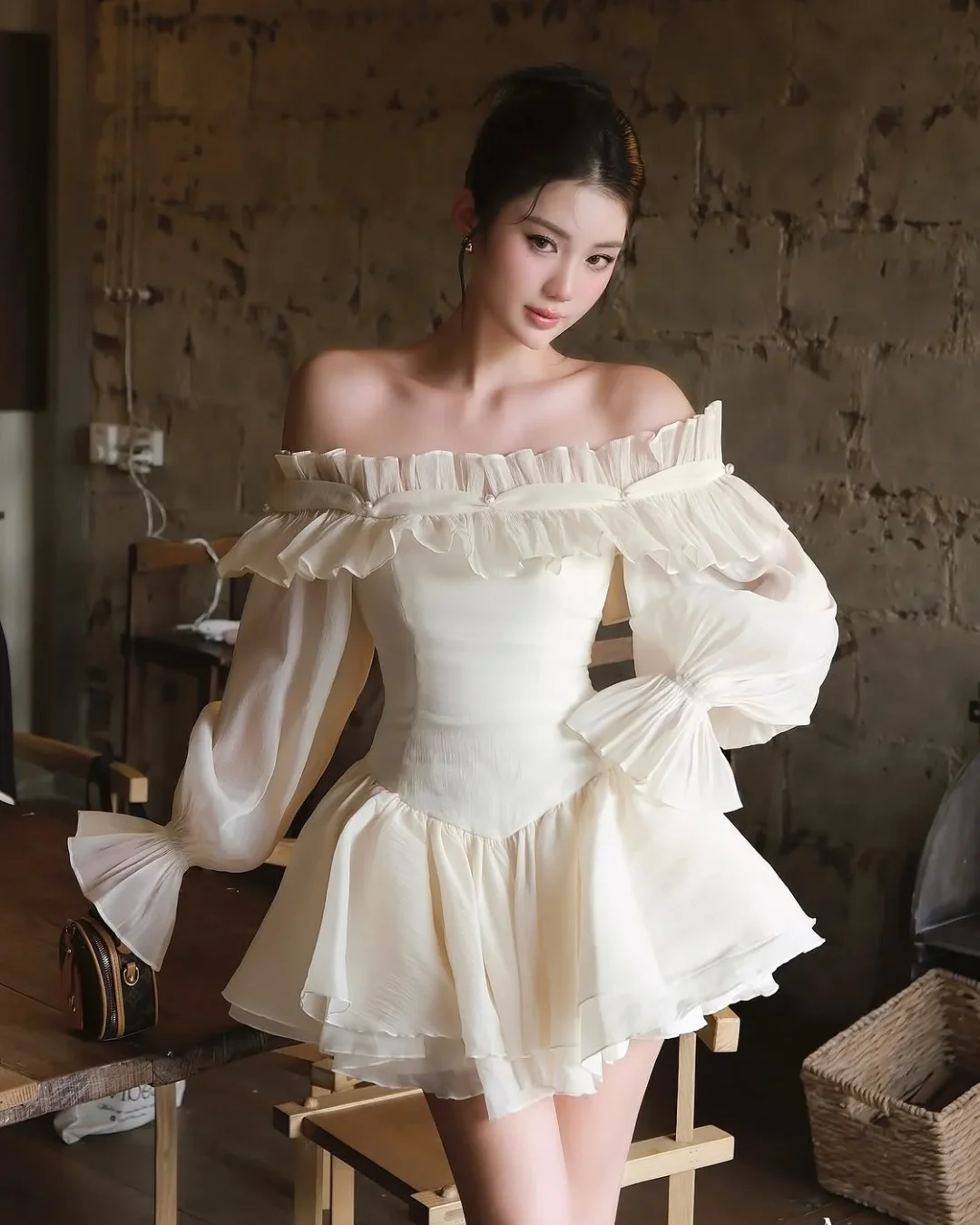 Photo 1 of Đầm trễ vai trắng kem tay phồng size S