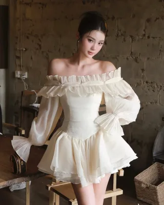 Photo 1 of Đầm trễ vai trắng kem tay phồng size S