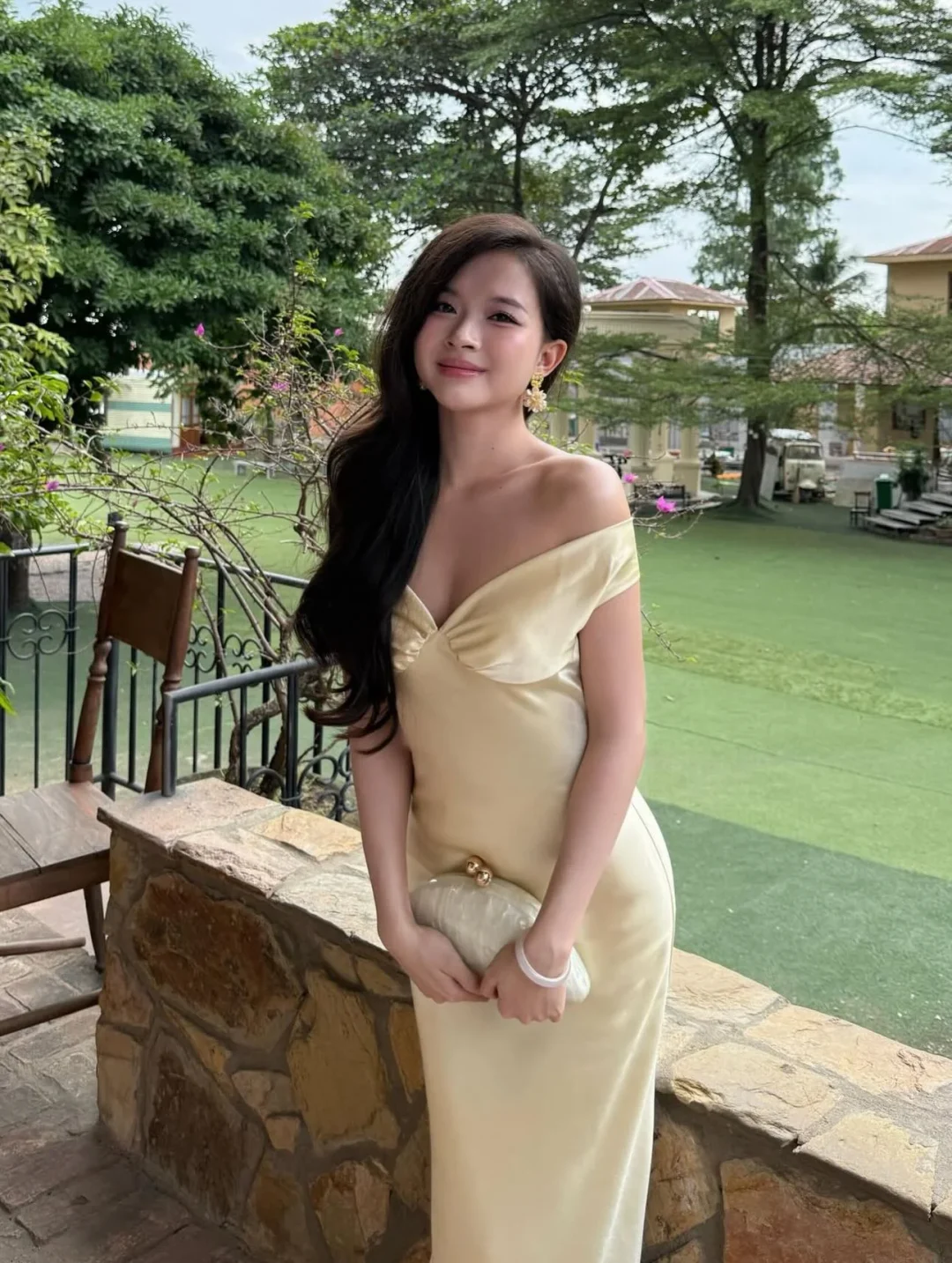 Photo 4 of Đầm satin trễ vai màu vàng nhạt nữ
