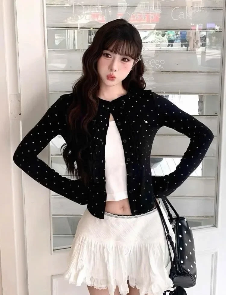 Photo 4 of Bộ áo cardigan chấm bi kèm chân váy bèo trắng size S
