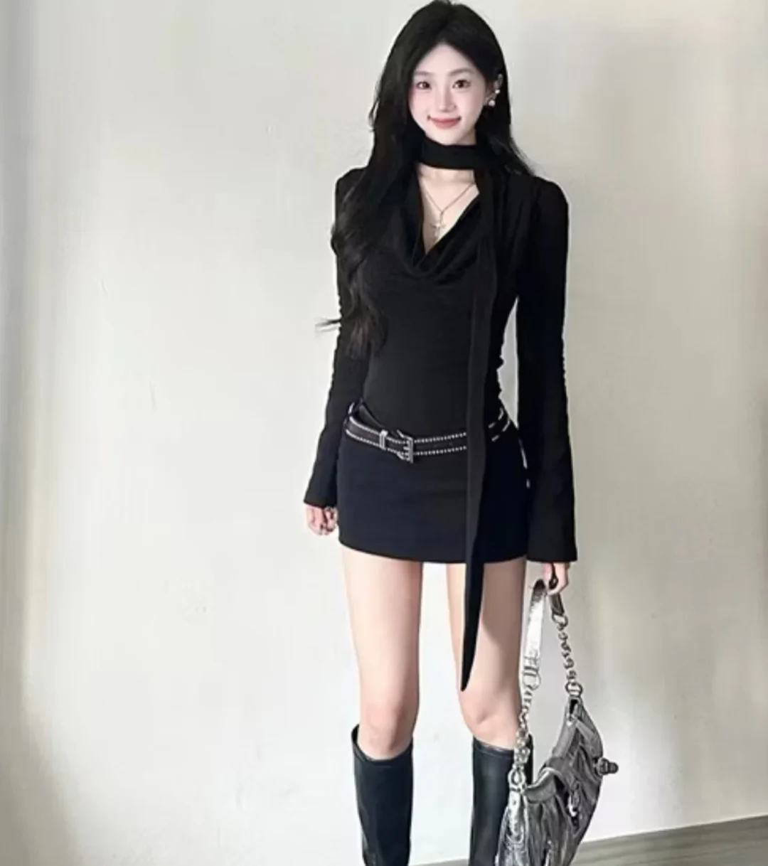 Photo 5 of Váy mini nhung đen kèm belt đinh nữ