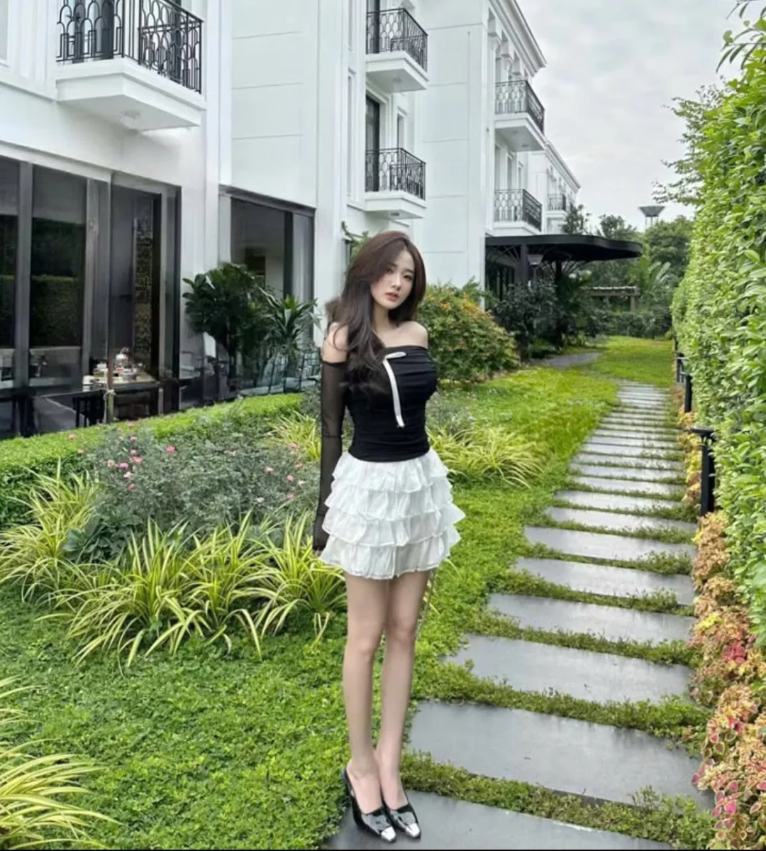 Photo 2 of Set áo trễ vai đen chân váy bèo nữ