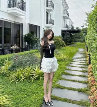 Photo 2 of Set áo trễ vai đen chân váy bèo nữ