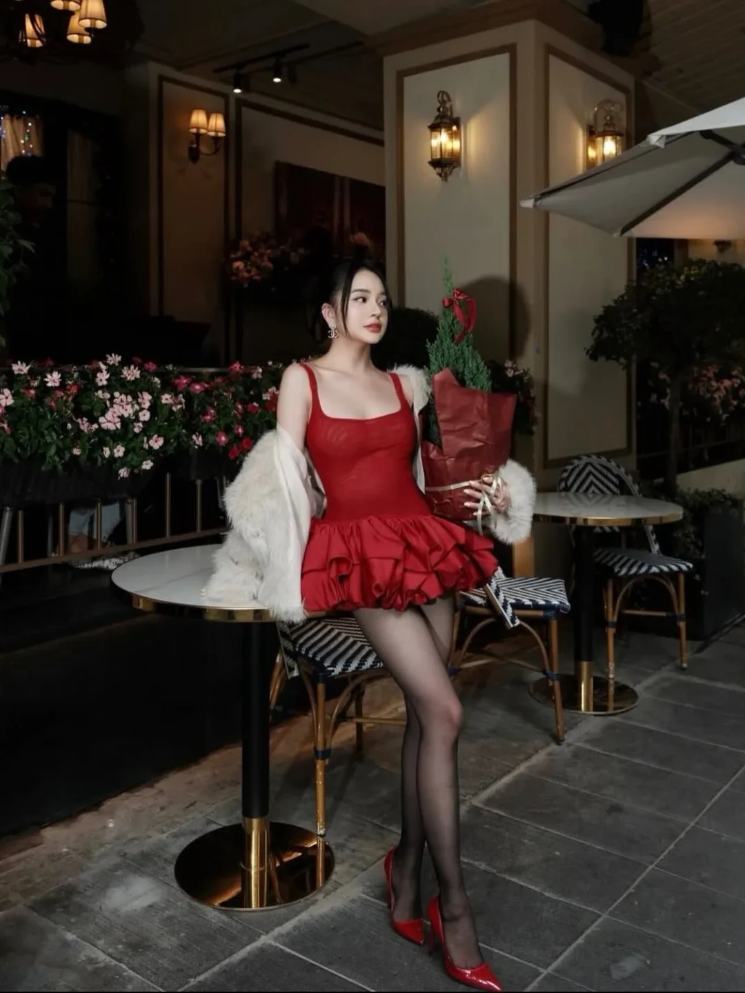 Ảnh 5 của Đầm đỏ mini dự tiệc lụa kèm choàng lông