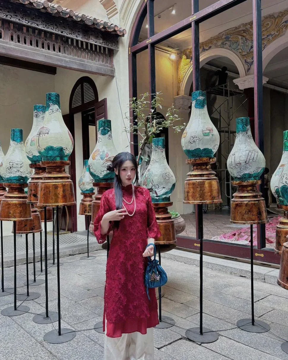 Photo 5 of Áo dài cặp đôi ren đỏ xanh truyền thống