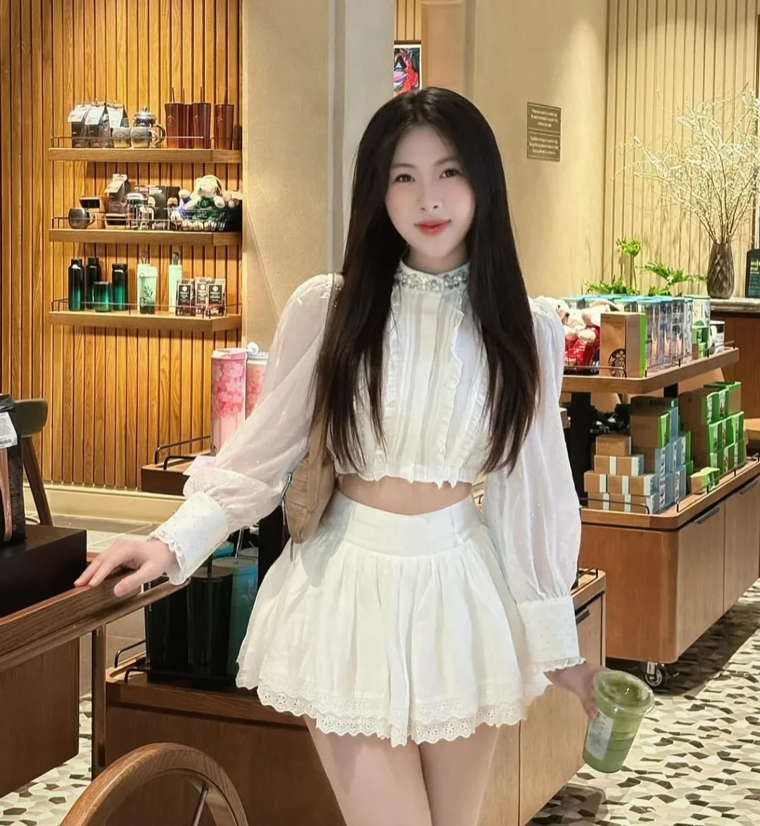 Photo 1 of Set croptop chân váy trắng nữ dễ thương