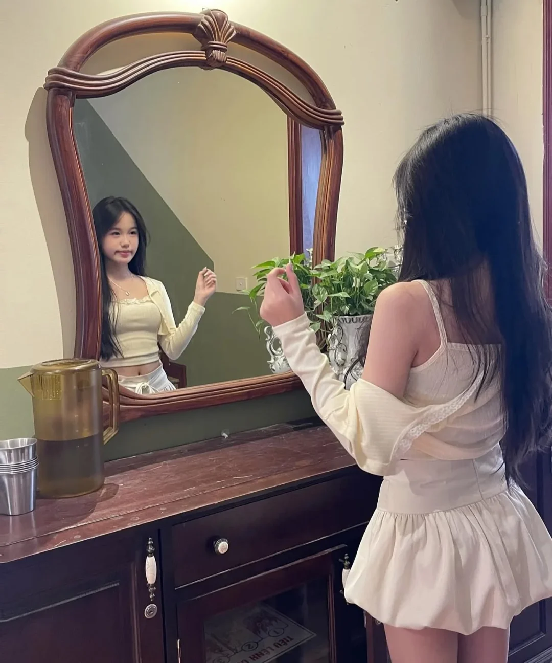 Photo 5 of Bộ croptop trắng chân váy xòe nữ
