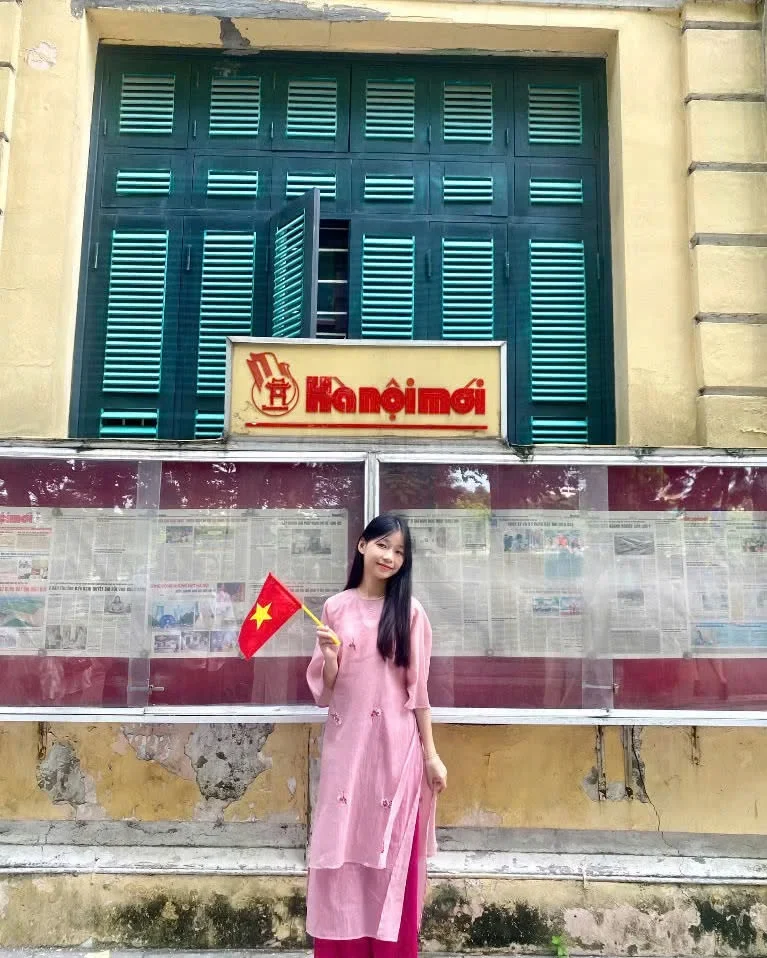 Photo 1 of Áo dài hồng thêu hoa truyền thống nữ