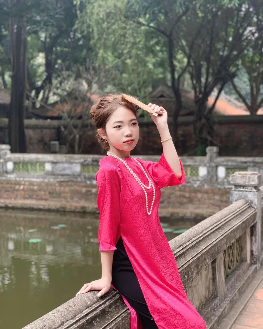 Photo 2 of Áo dài hồng thêu hoa cho thuê nữ