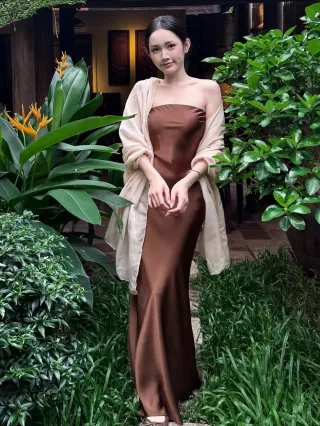 Photo 3 of Đầm cúp ngực satin kèm khăn choàng nữ
