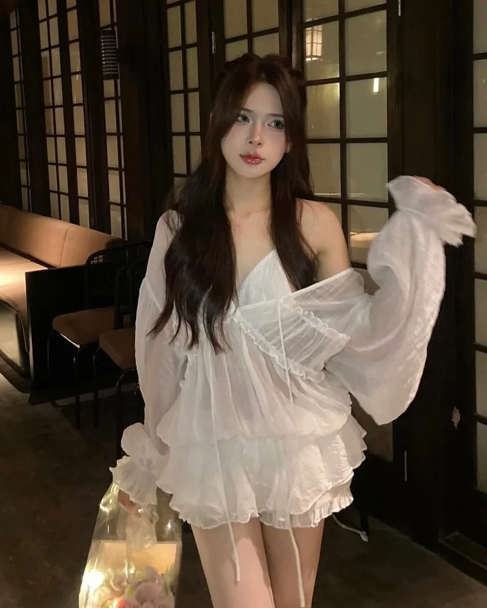 Photo 6 of Set áo short trắng voan bèo nhún nữ