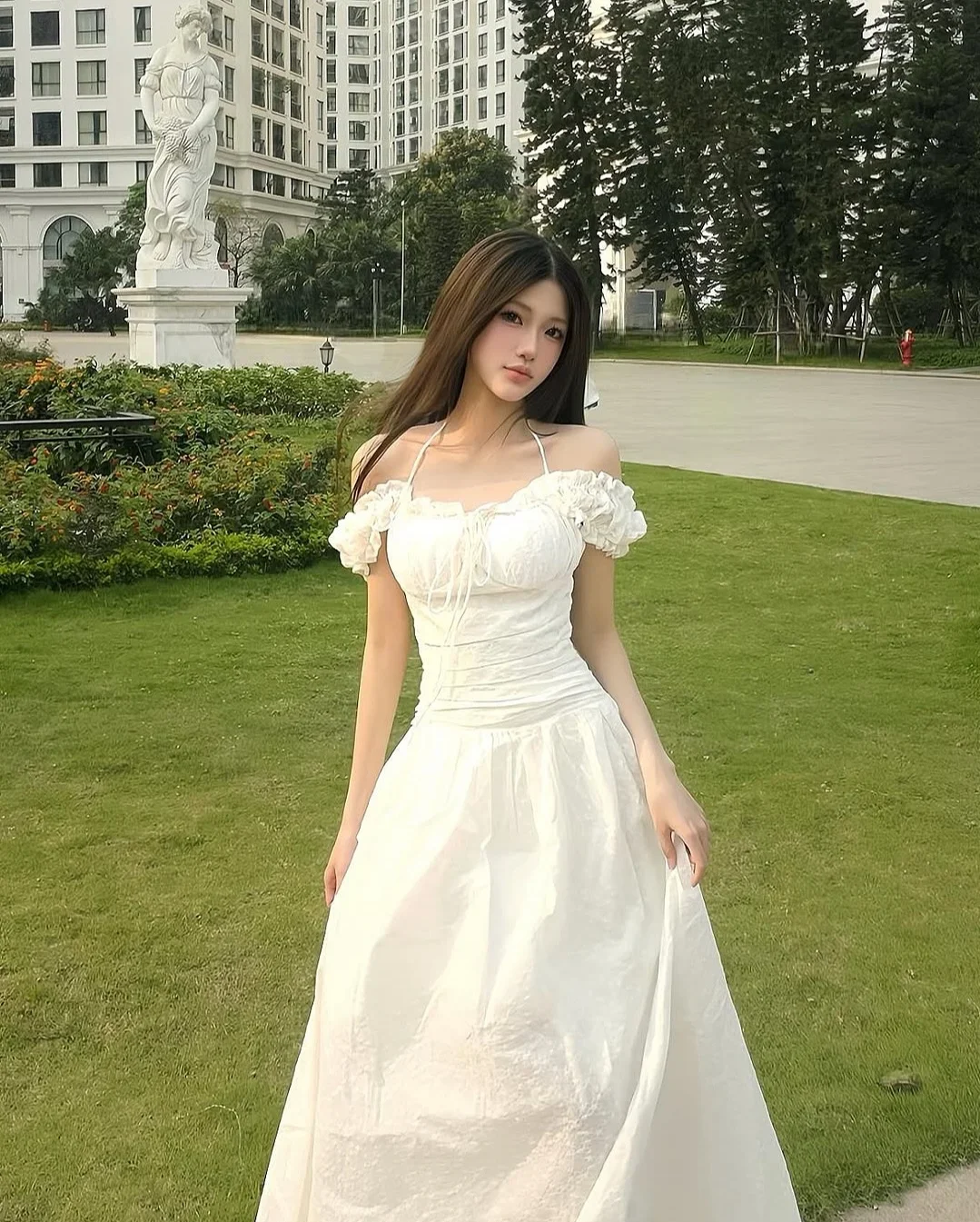 Photo 1 of Váy maxi trắng trễ vai cột dây nữ