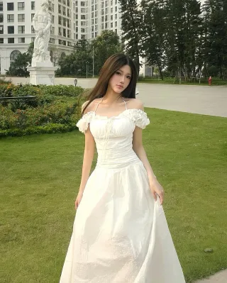 Photo 1 of Váy maxi trắng trễ vai cột dây nữ