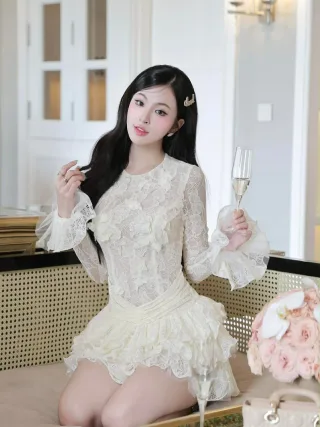Photo 3 of Đầm ren trắng tay dài nữ tính