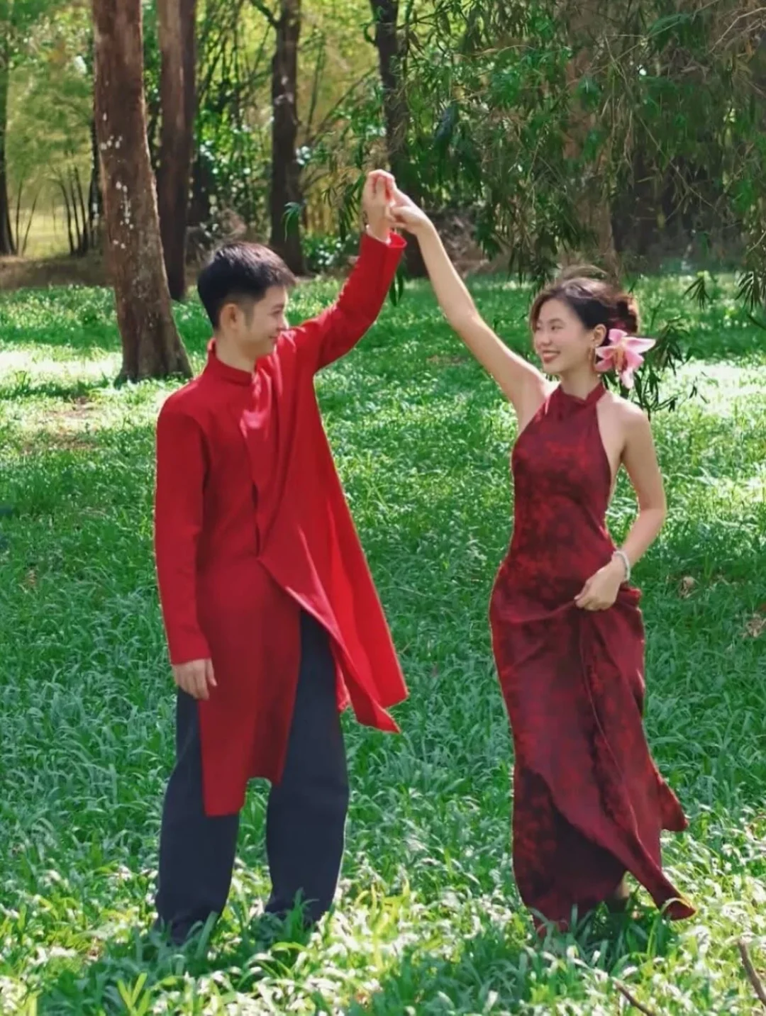 Ảnh 2 của Yếm nữ đỏ lụa họa tiết hoa truyền thống