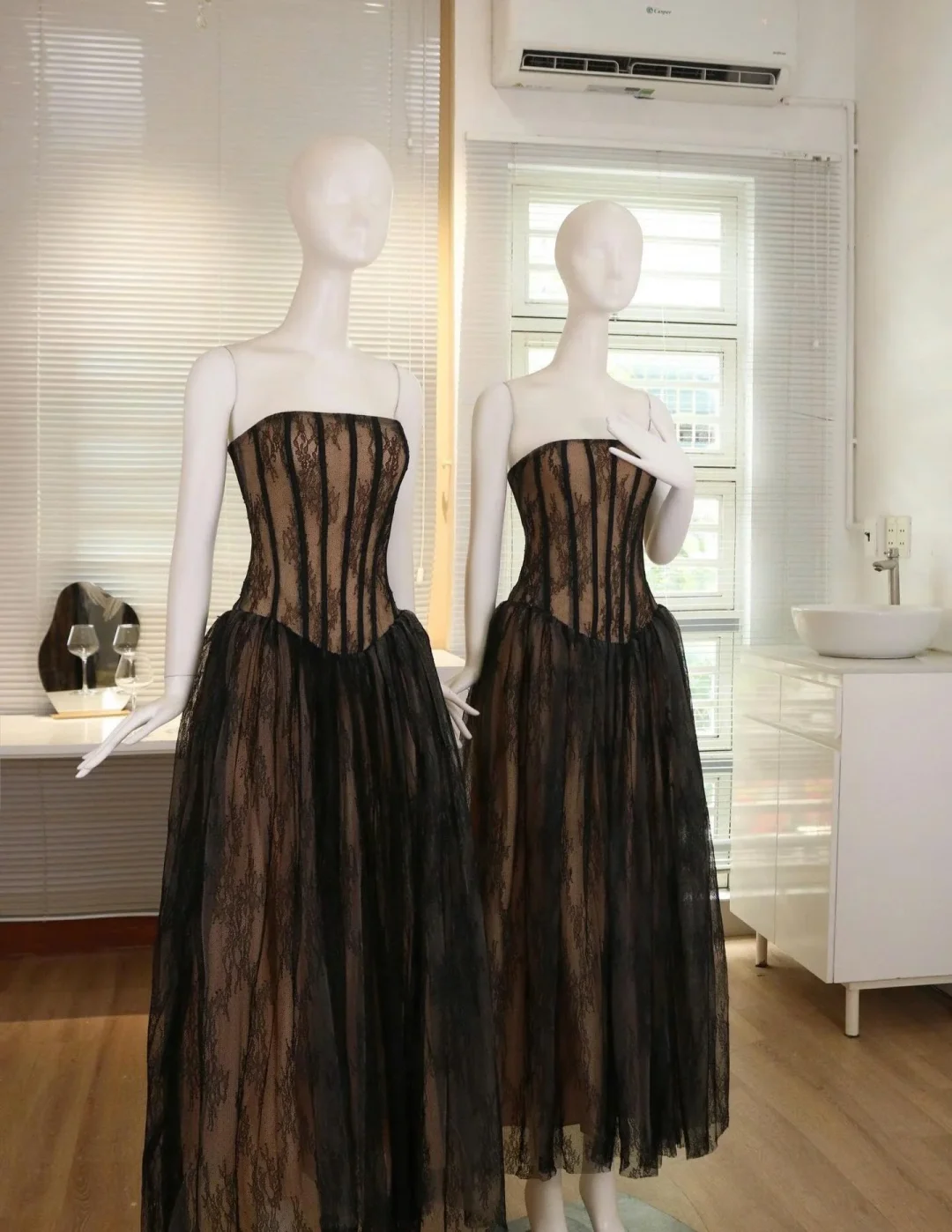 Photo 6 of Đầm ren đen cúp ngực xẻ tà Chouchou size M