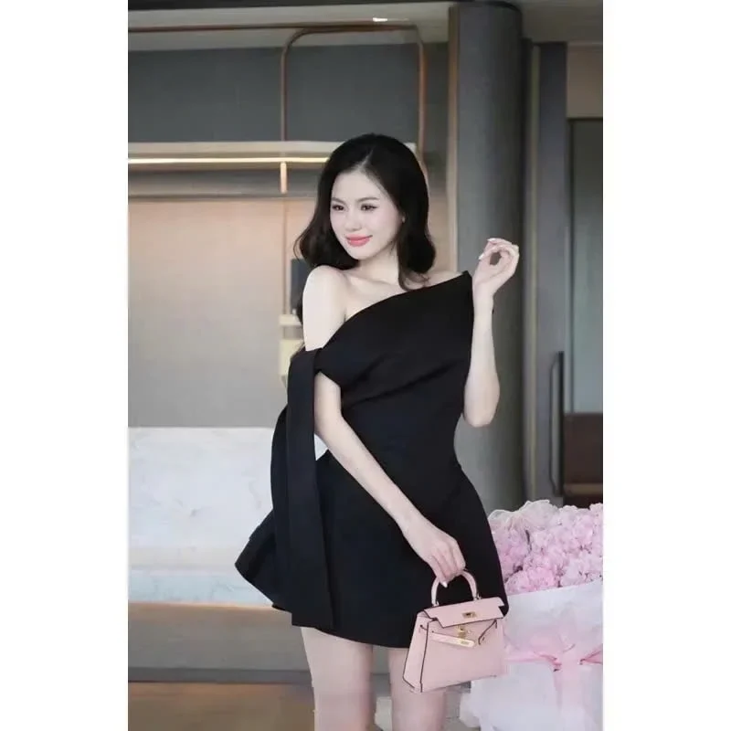 Ảnh 2 của Đầm mini đen lệch vai nơ lớn