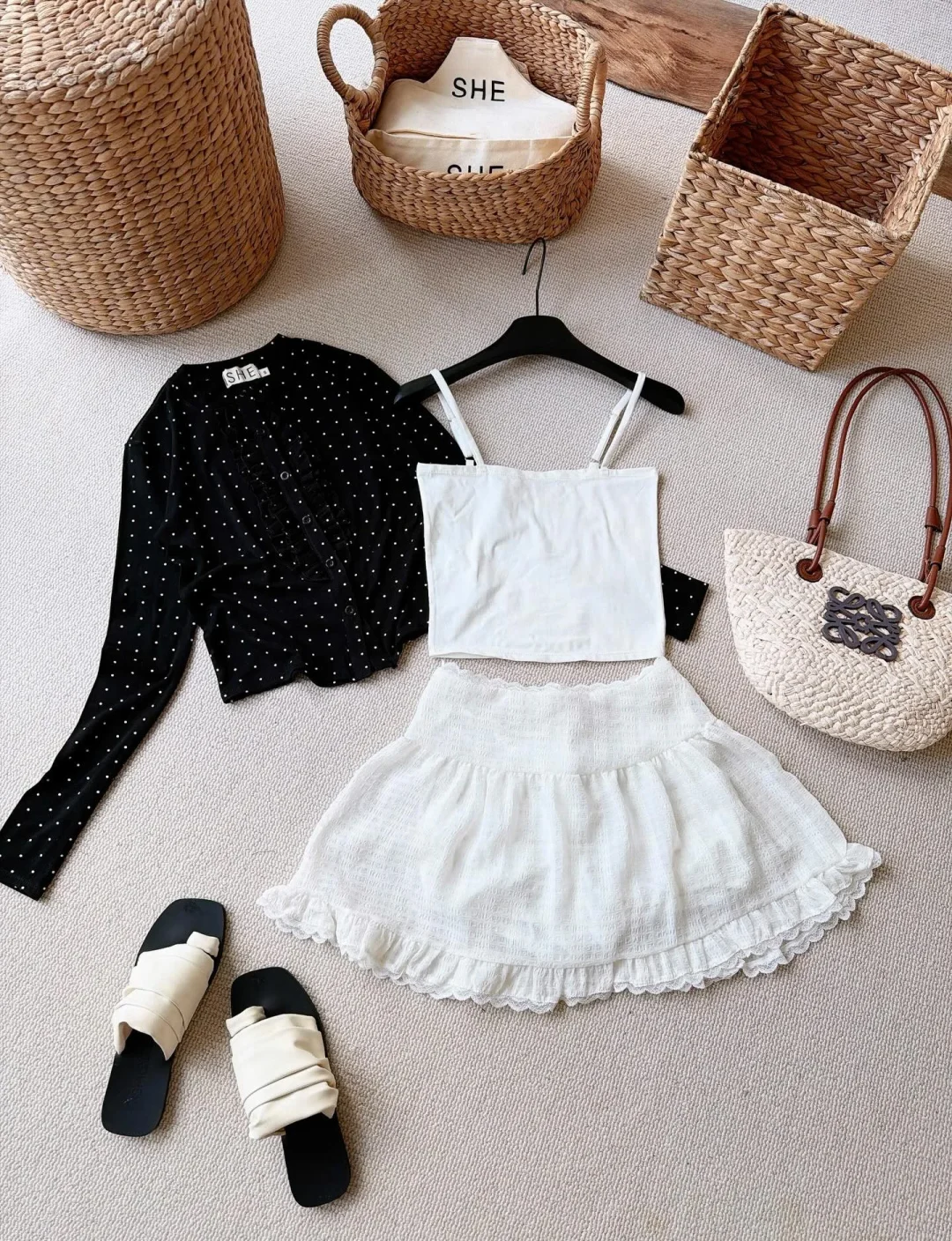 Photo 5 of Bộ áo cardigan chấm bi kèm chân váy bèo trắng size S