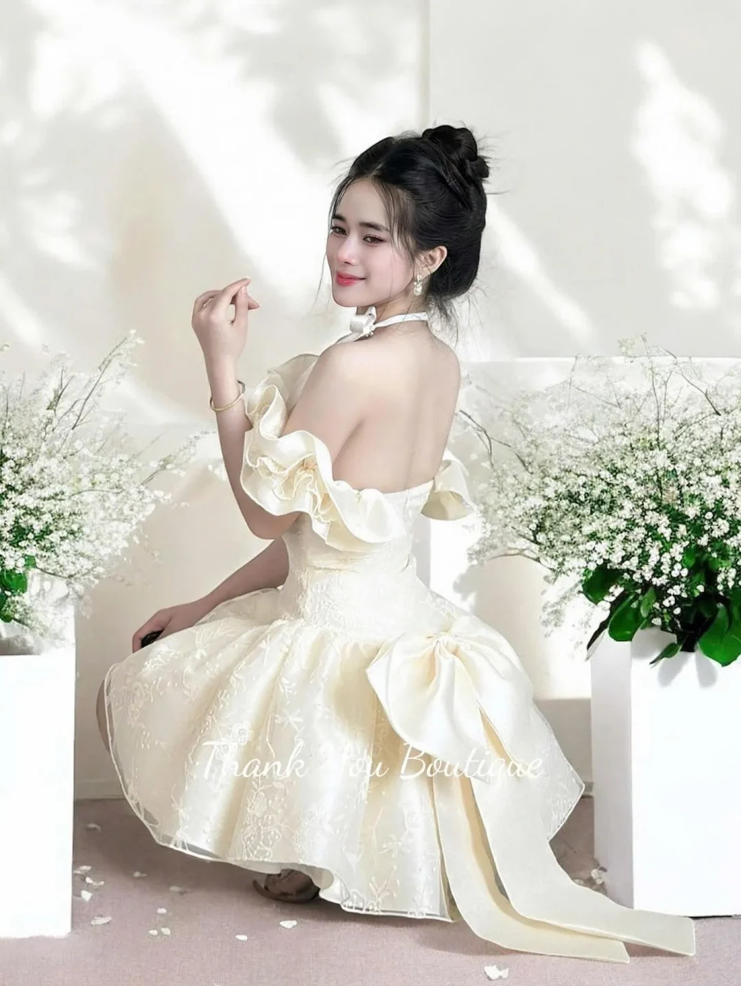 Ảnh 3 của Đầm ngắn ruffle vai nơ vàng nhạt nữ tính