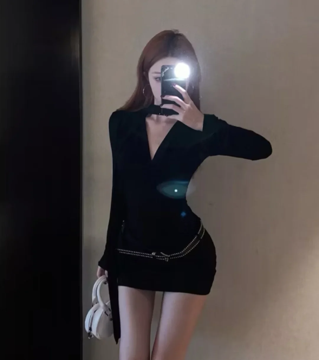 Photo 2 of Váy mini nhung đen kèm belt đinh nữ