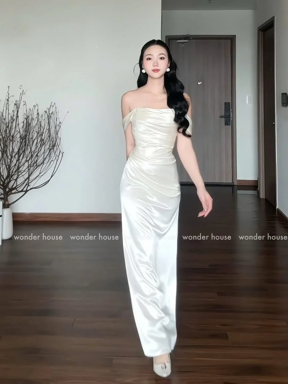 Photo 4 of Đầm satin trễ vai dài màu kem