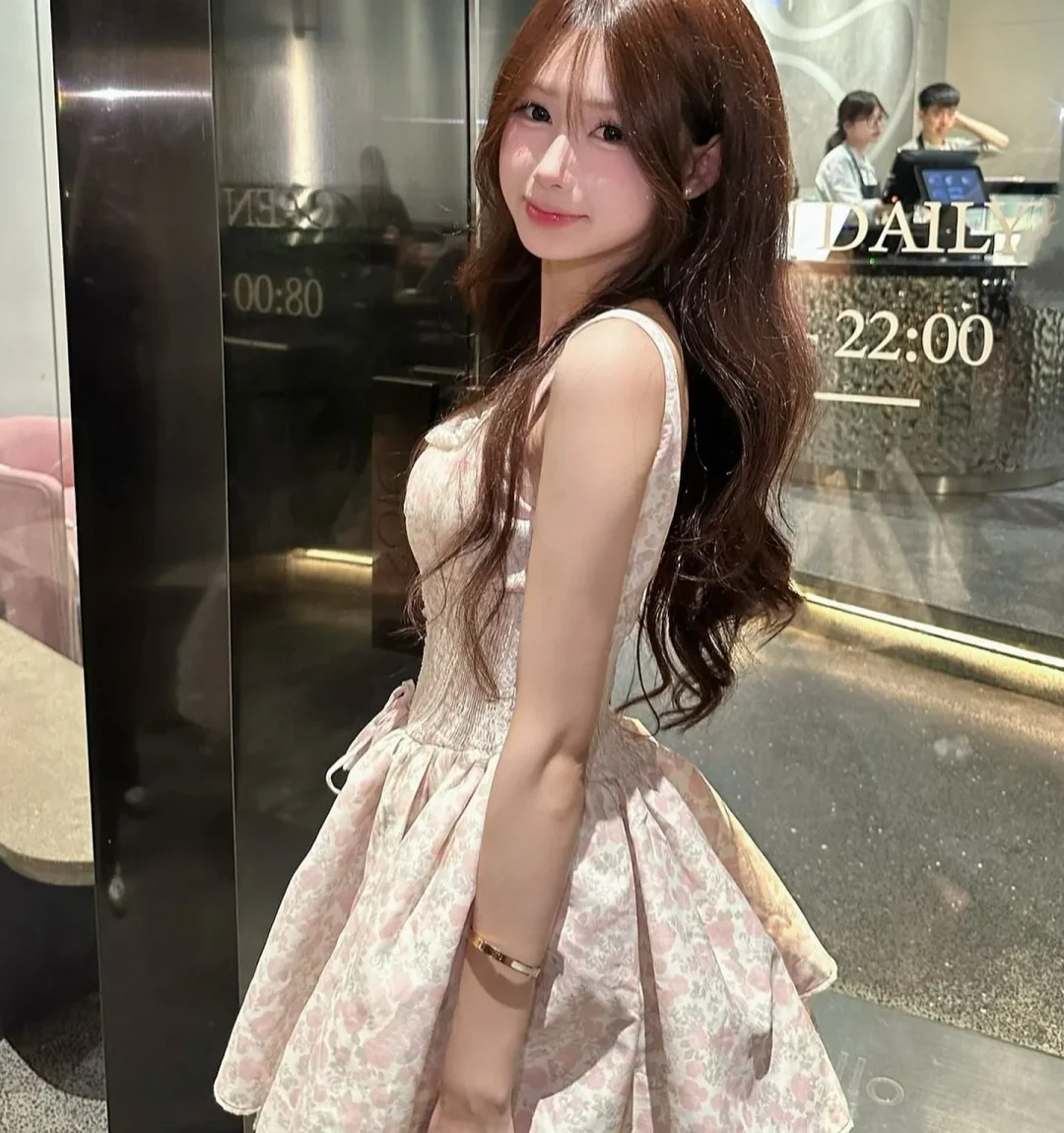 Ảnh 3 của Váy hoa mini bồng corset hồng nhạt