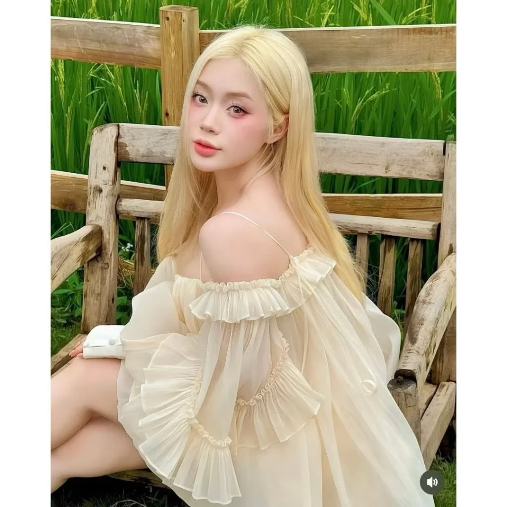 Photo 4 of Áo blouse trễ vai trắng bèo nhún