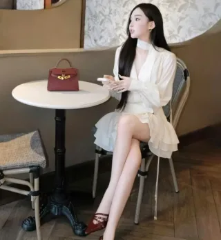 Photo 2 of Set blouse và chân váy xếp tầng trắng size S