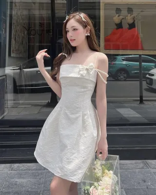 Photo 2 of Váy mini trắng hở vai nơ nữ