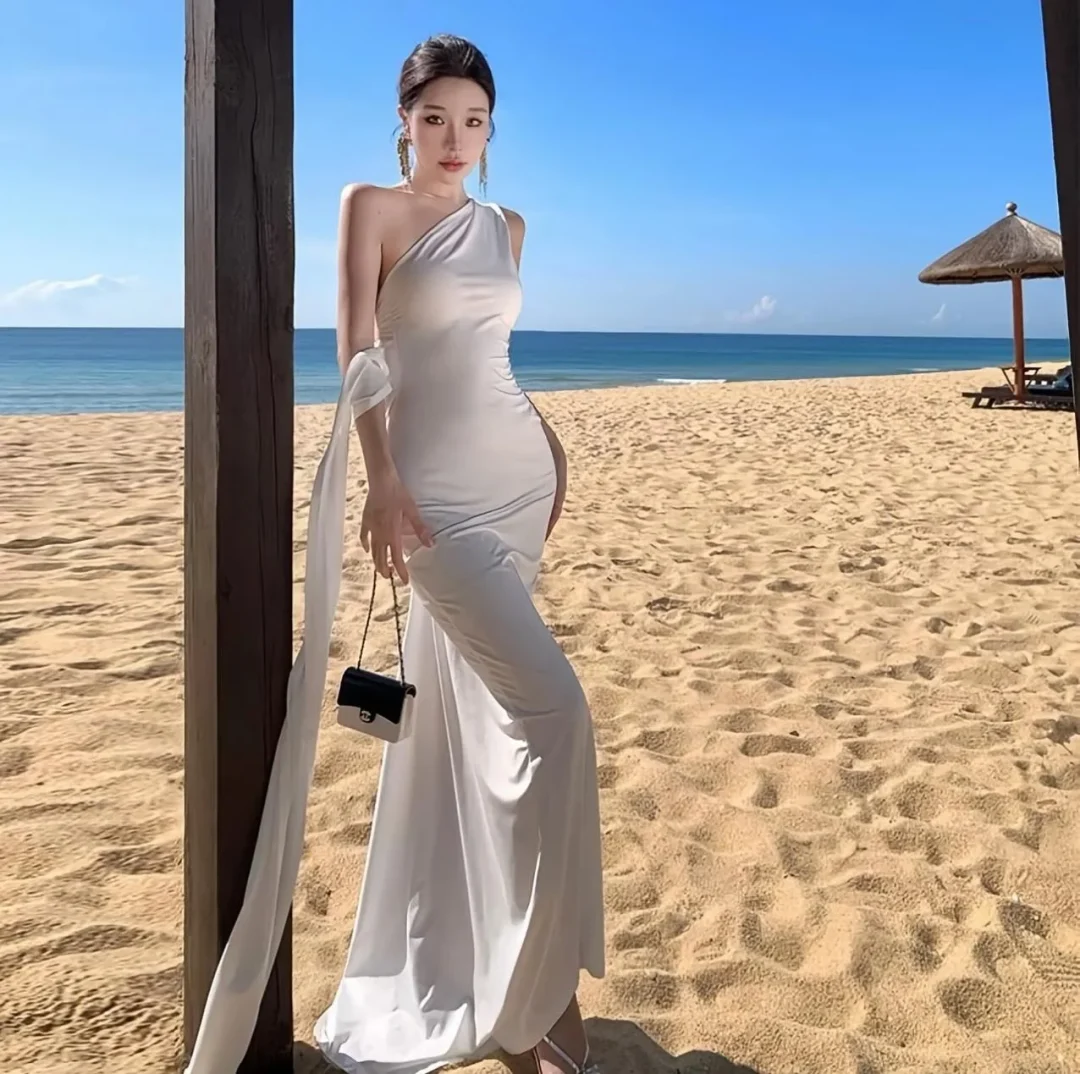 Photo 4 of Váy maxi hở lưng trắng nữ