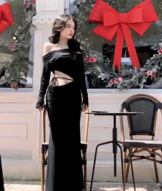 Photo 3 of Set croptop trễ vai chân váy dài đen