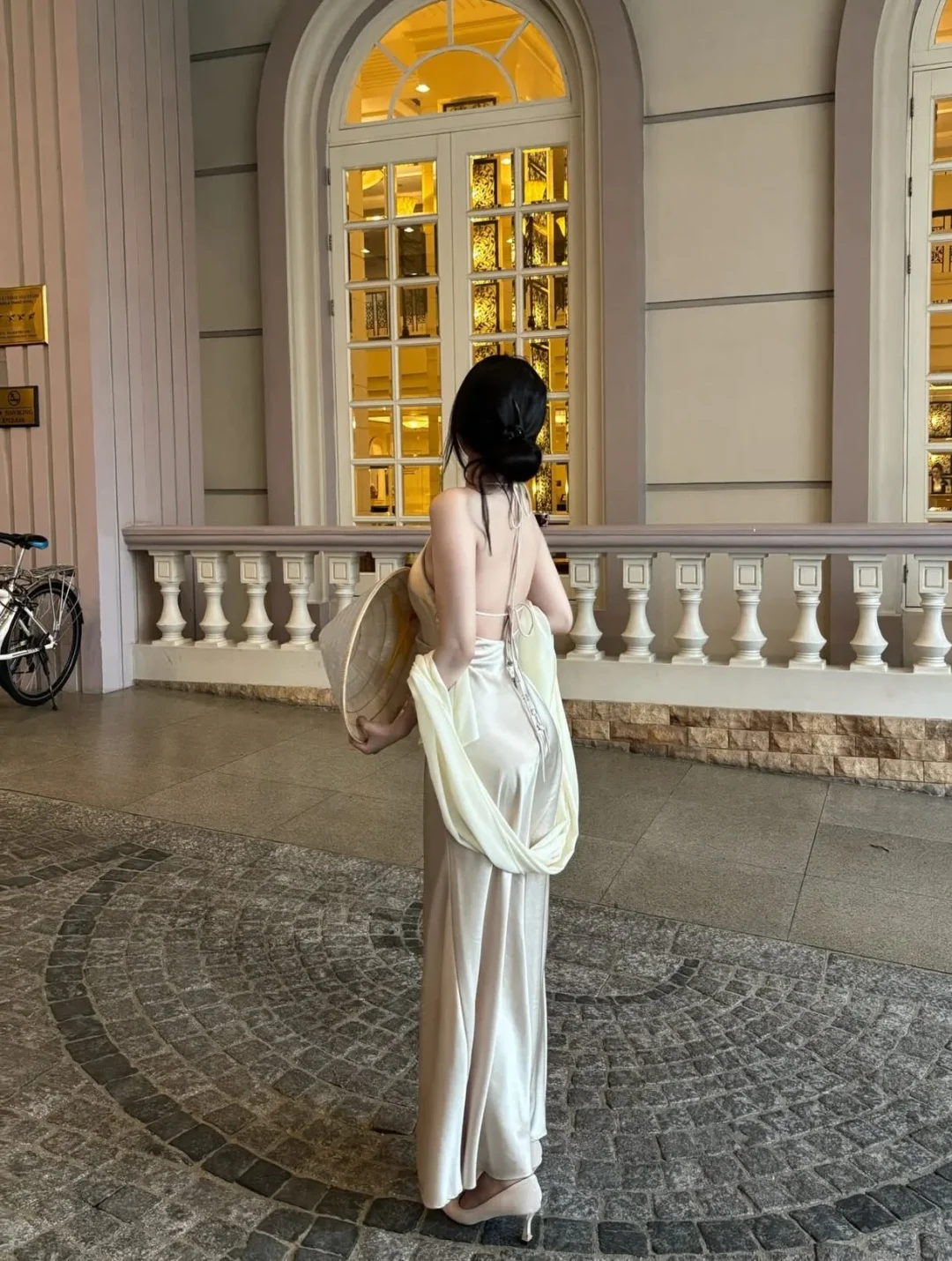 Ảnh 5 của Váy lụa hở lưng kem kèm nón lá nữ