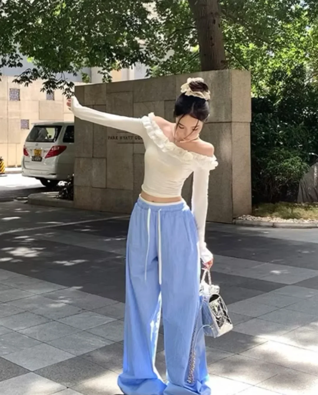 Photo 4 of Set áo trễ vai trắng quần ống rộng nữ