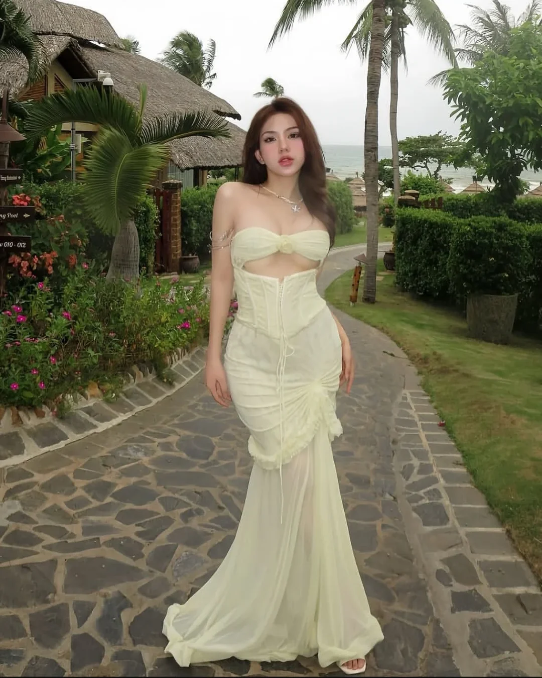 Photo 1 of Đầm corset cut-out vàng nhạt nữ