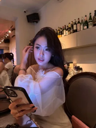 Photo 4 of Váy trắng tay bồng voan nữ cho thuê