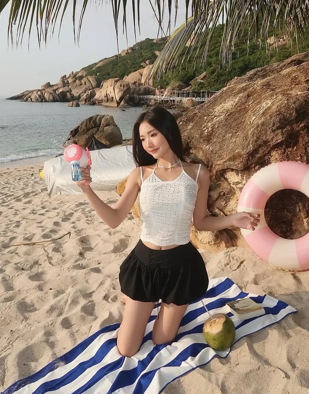 Photo 2 of Áo hai dây trắng ren nữ đi biển