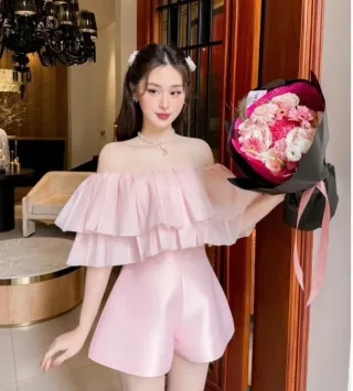 Photo 2 of Set áo trễ vai quần short hồng nữ
