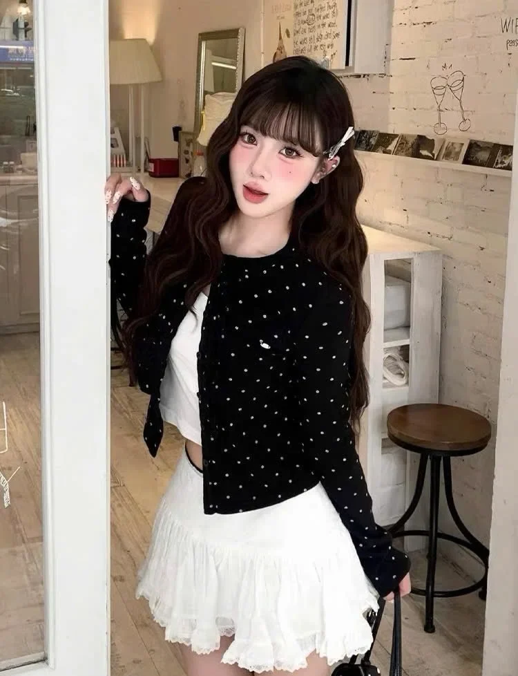 Photo 1 of Bộ áo cardigan chấm bi kèm chân váy bèo trắng size S